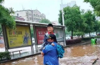 咸宁城管排涝抢险保畅通—— 暴雨中，你的样子真帅