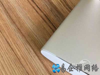 极路由3的外观偏向圆润一些