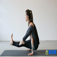瑜伽初级教程在家练(中年人瑜伽初级教程)
